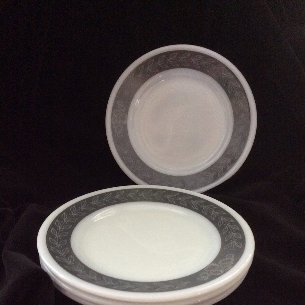 Set of 4 Pyrex Gray Pyrex plates ECU laurel patter